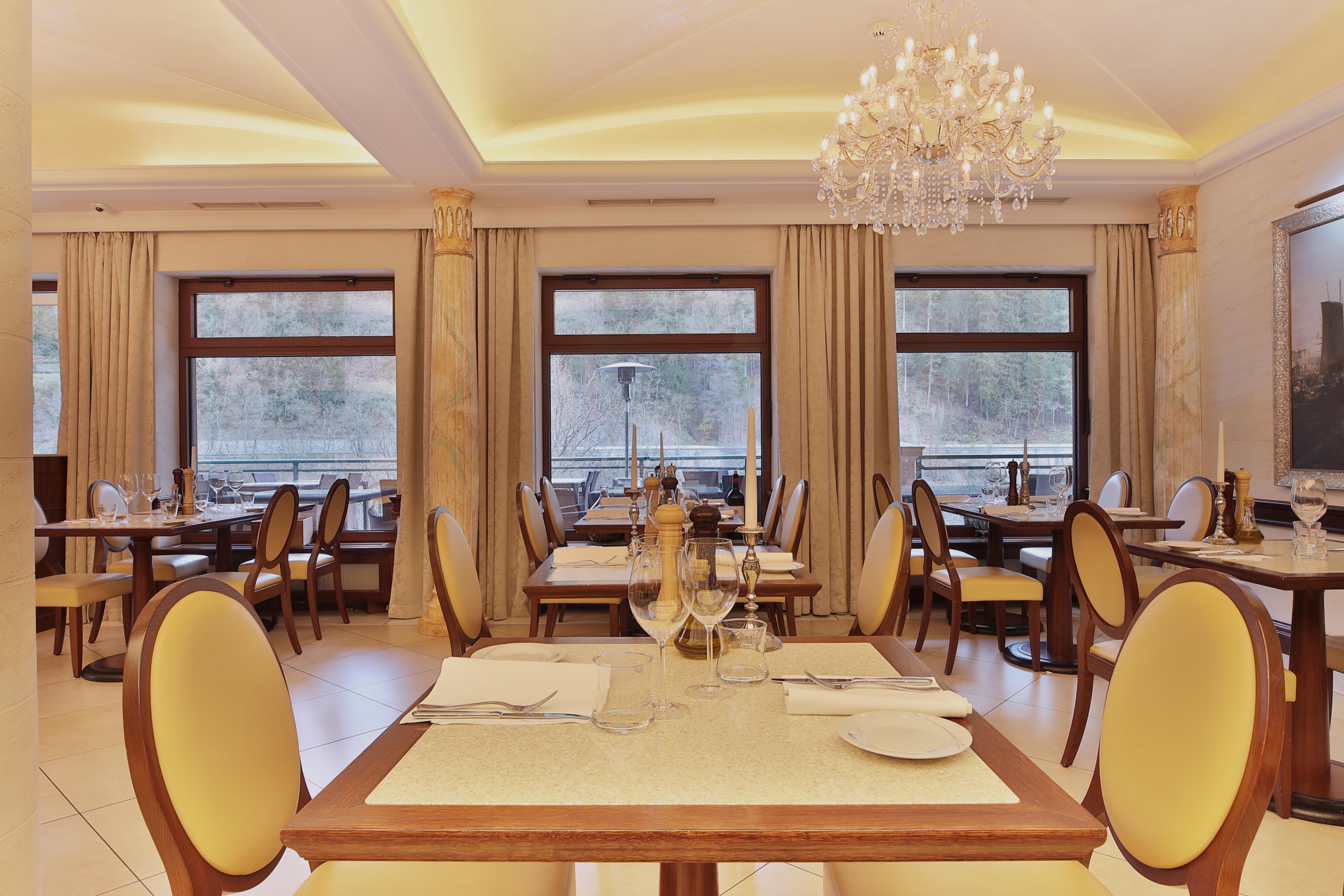 Retro Riverside Wellness Hotel 5*
