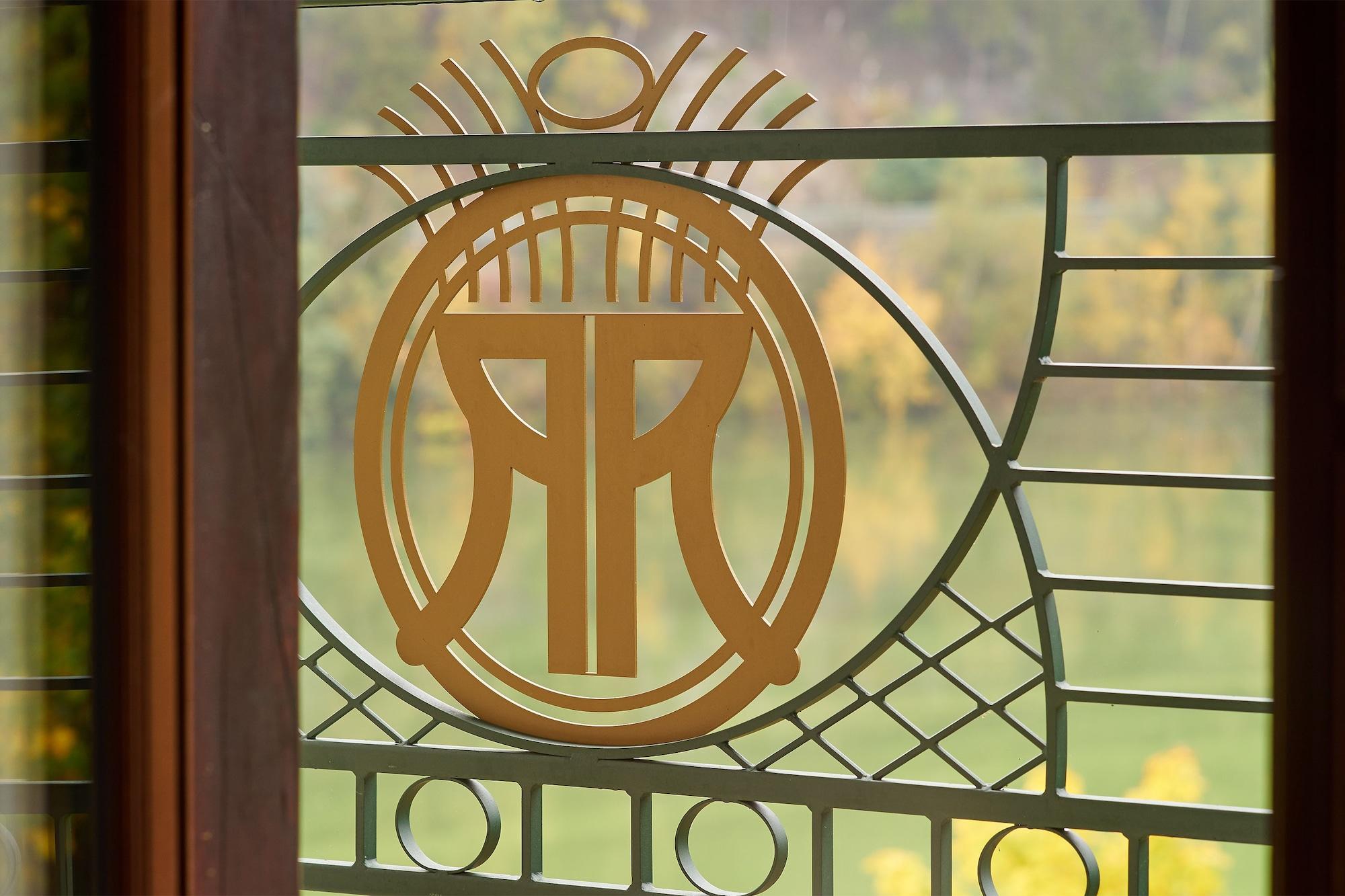 Retro Riverside Wellness Отель 5*