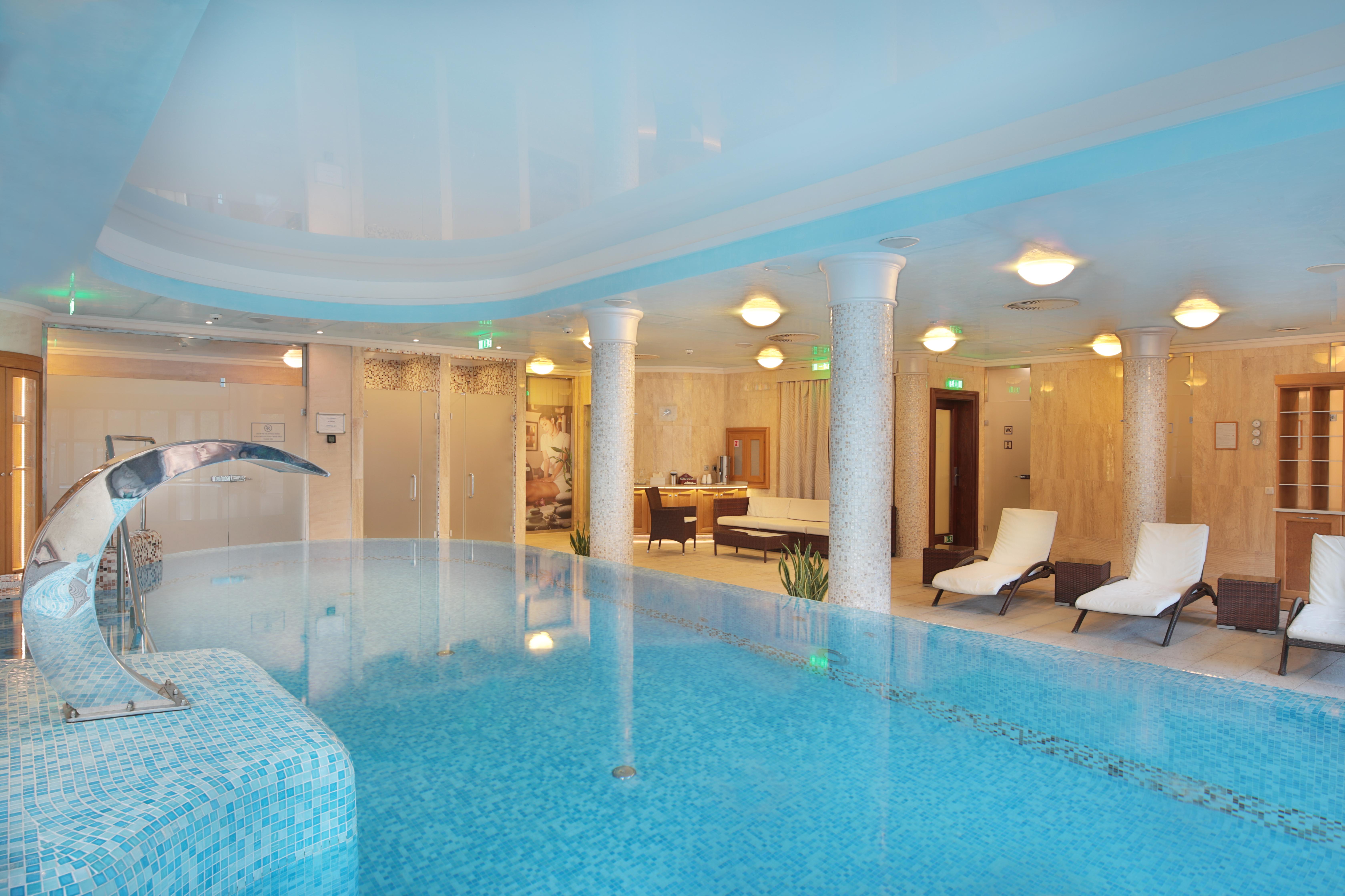 Retro Riverside Wellness Отель