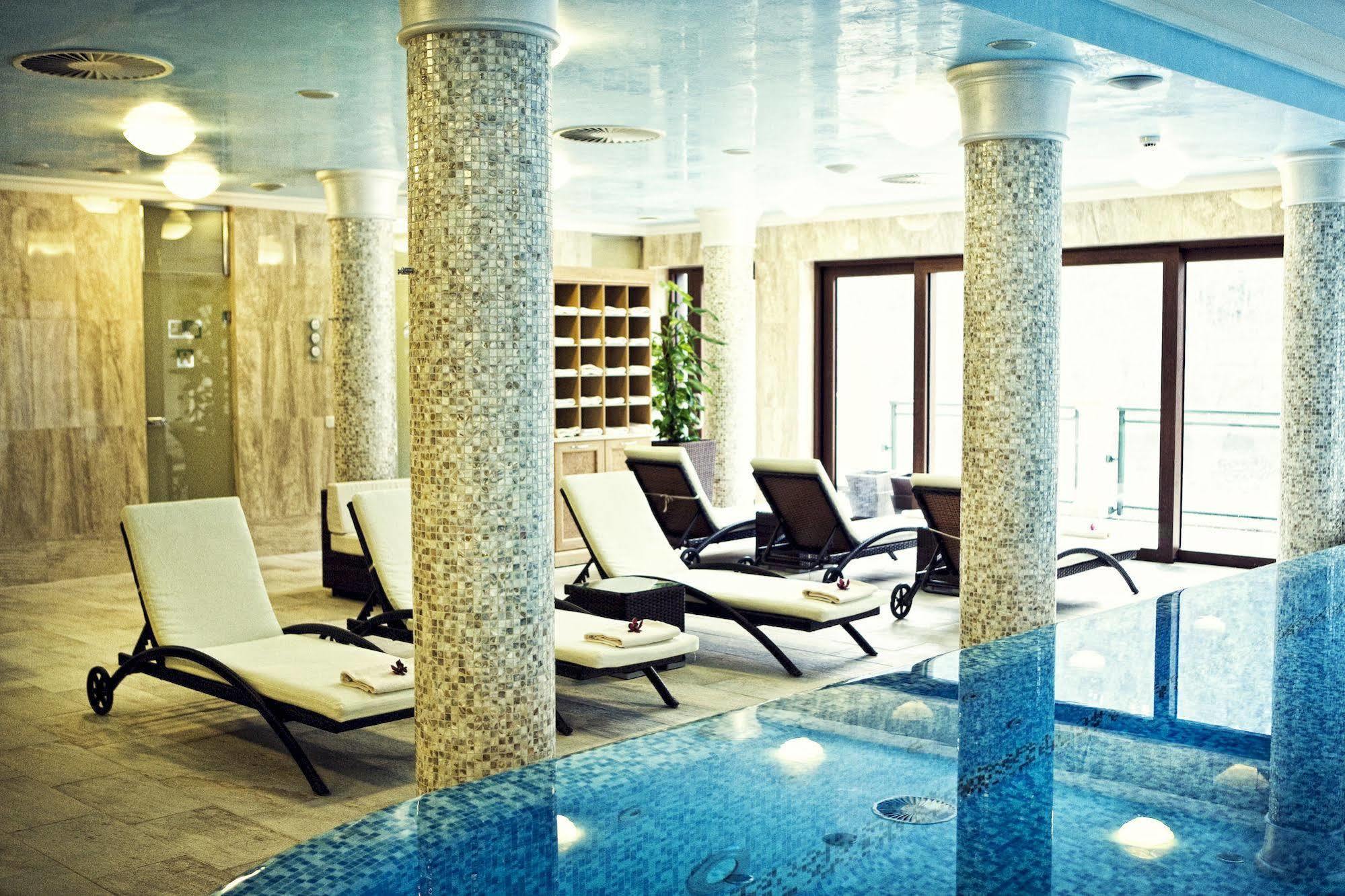Отель Retro Riverside Wellness 5*