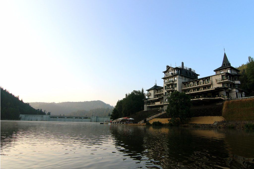 Retro Riverside Wellness Отель